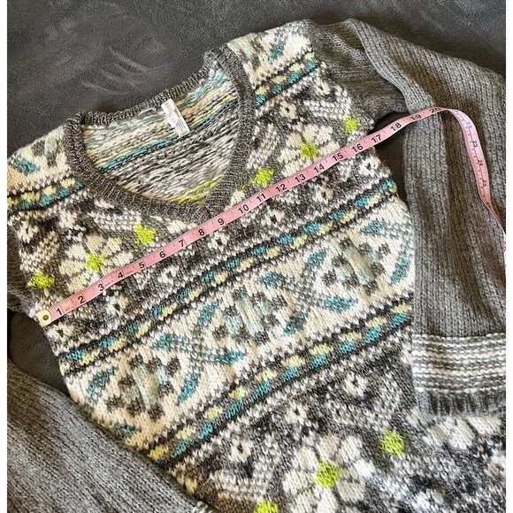 Aeropostale Womens Sweater V-Neck Fair Isle Gray Size M Lightly Worn - Picture 3 of 8